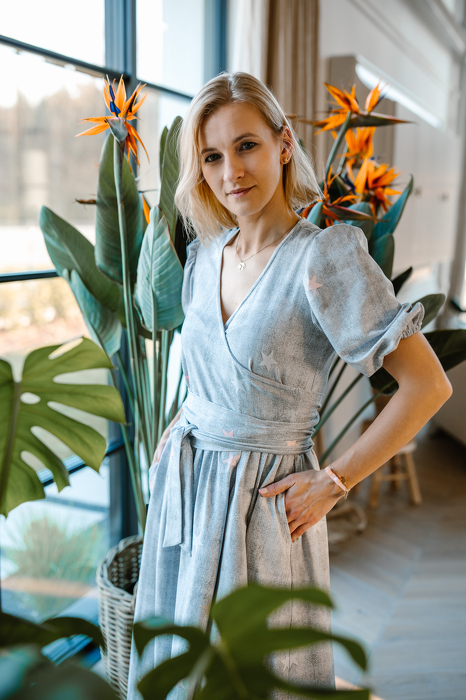 69-21 WOMEN ENVELOP DRESS / SUKIENKA - gray stars