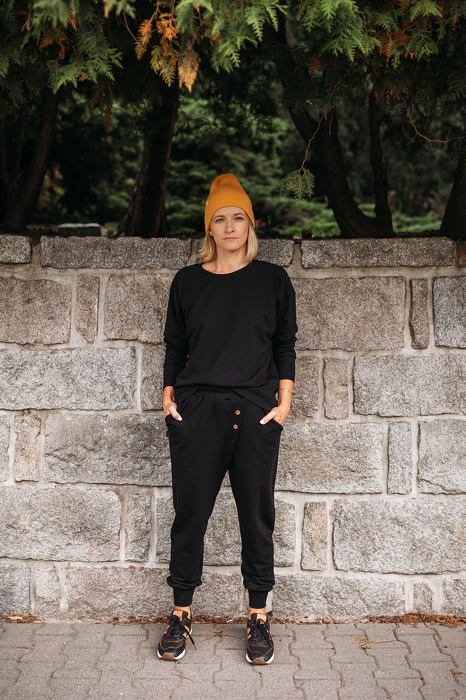 143-21 WOMEN SWEATSHIRT / BLACK  "more than me"